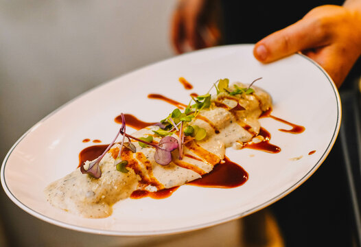 Canelon de foie gourmet en un restaurante de lujo