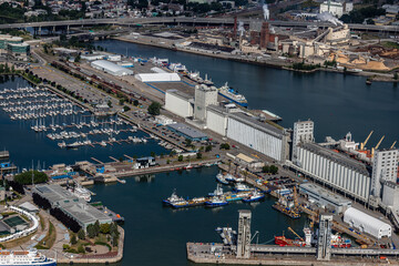 Obraz premium Vue aérienne de la Ville de Québec et de son port de mer