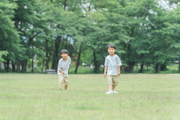 公園で遊ぶ活発な子供達・兄弟・友達
