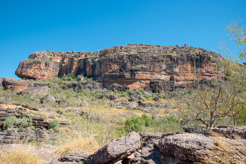 Fototapeta premium Explore the raw beauty of the Northern Territory's rugged Outback, where rocky terrain meets endless horizons in a mesmerizing landscape.