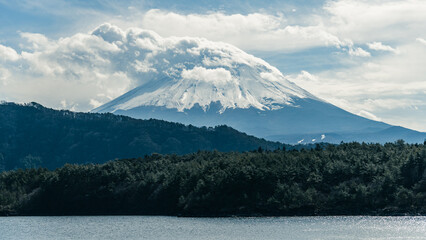 구름이 끼어 있는  후지산