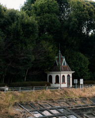 공원 속 작은 집의 모습