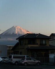 후지산과 집의 일출 모습