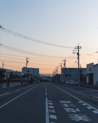 일본 도시 길거리의 일출 모습