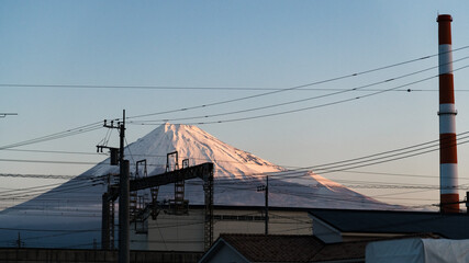 후지산과 공장의 모습