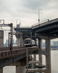 다리 밑을 지나가는 지하철의 모습
