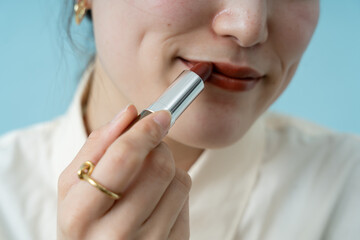 口紅を塗る女性の口元アップ