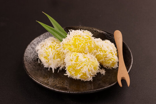 Pichi-Pichi or Pitsi-Pitsi is a Filipino Dessert made from Steamed Cassava Mixed with Sugar and Lye Water.