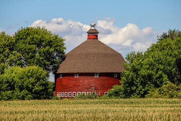 red round barn © Peter