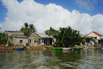 Fototapeta na wymiar Coconut Boat in Hoi An, Vietnam - ベトナム ホイアン ココナッツフォレスト ココナッツボート