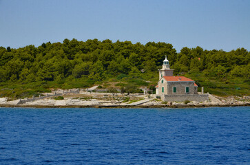 Fototapeta na wymiar Kaplica na wyspie na Adriatyku