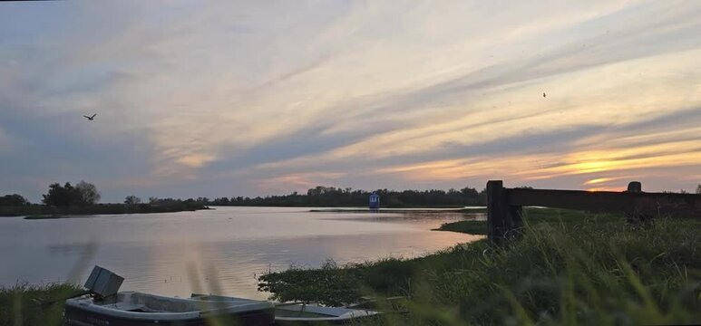 Atardecer a la orilla del r&iacute;o manso.