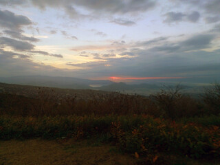峠から臨む夕日