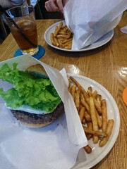 レタスの多いハンバーガーとポテト