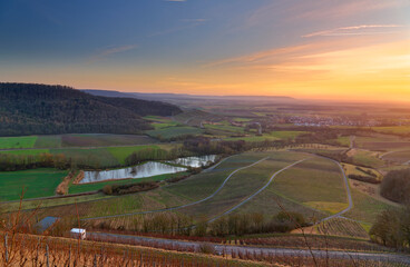 Weinberge am Stollberg bei Handthal im Abendlicht, Markt Oberschwarzach, Landkreis Schweinfurt, Unterfranken, Bayern, Deutschland. - obrazy, fototapety, plakaty