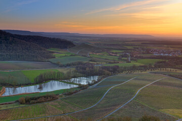 Weinberge am Stollberg bei Handthal im Abendlicht, Markt Oberschwarzach, Landkreis Schweinfurt, Unterfranken, Bayern, Deutschland. - obrazy, fototapety, plakaty