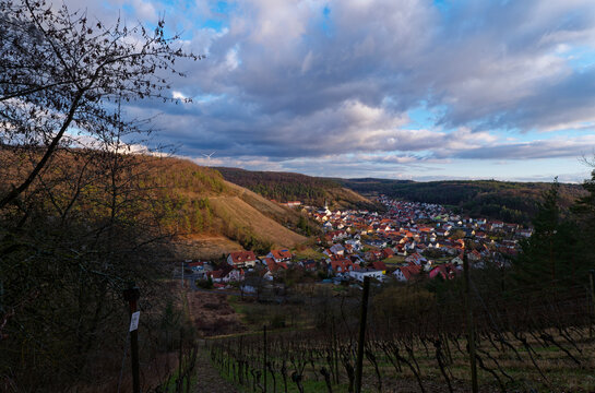 Blick auf das Weindorf Ramsthal und seine Weinberge im Abendlicht, Landkreis Bad Kissingen, Franken, Unterfranken, Bayern, Deutschland.