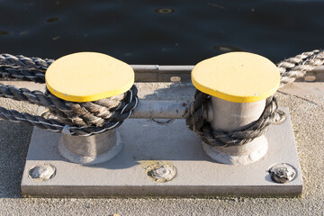 Poller zum Befestigen von Schiffen in einem Hafen