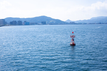 直島に向かうフェリーから見た瀬戸内海と島々と赤いブイ
