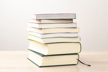 机に山積みされた本