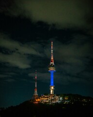 Obraz premium Namsan tower at night in Seoul, South Korea.
