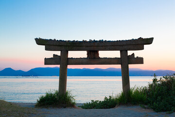 直島の海辺の恵美須神社鳥居