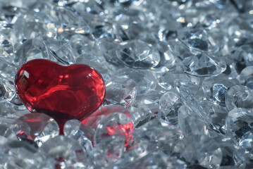 czerwone serce oraz mieniące się w świetle błyszczące kryształowe ozdoby z miejscem na kopie.