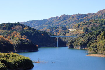 Obraz na płótnie Canvas 秋のダム湖
