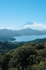 晴れた芦ノ湖と富士山