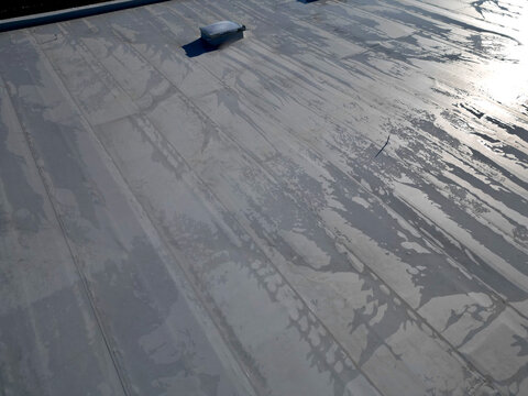 Waterproofing foils based on PVC-P reinforced with UV-resistant polyester mesh can be exposed directly to weather
membranes have a reinforcement fully integrated into the smooth matte top layer