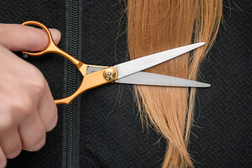 Włosy i nożyczki fryzjerskie, obcinanie końcówek włosów 