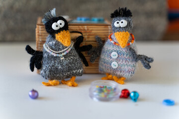 Knitted crow toys with decorations and shiny objects - 743658482