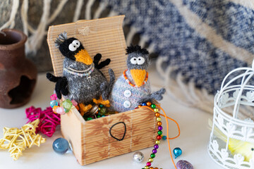 Knitted crow toys with decorations and shiny objects - 743658618