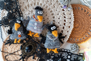 Knitted crow toys with decorations and shiny objects - 743658886