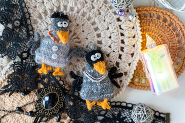 Knitted crow toys with decorations and shiny objects - 743658888