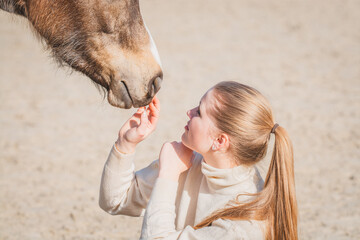Mädchen mit Pferd