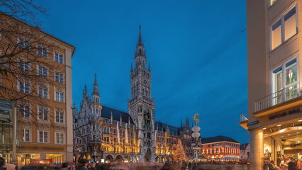 Naklejka premium Marienplazt Old Town Square with New Town Hall day to night timelapse hyperlapse. Bavaria, Germany