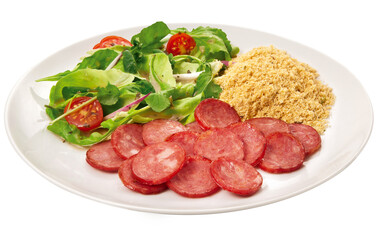 prato com linguiça fatiada grelhada acompanhado de salada de folhas verdes e farofa