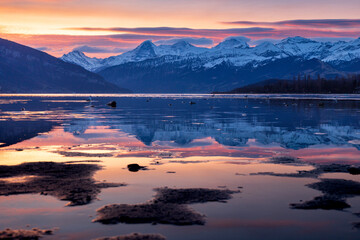 Sonnenaufgang am Thunersee mit Eiger Mönch und Jungfrau