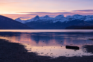 Sonnenaufgang am Thunersee mit Eiger Mönch und Jungfrau