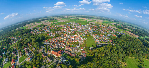 Die Marktgemeinde Arberg in der Region Hesselberg in Mittelfranken von oben