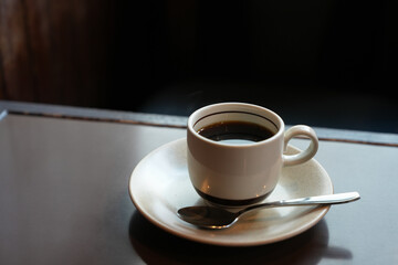 喫茶店のテーブルに置かれたコーヒー