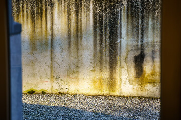 mur sale, avec traces de ruissellements