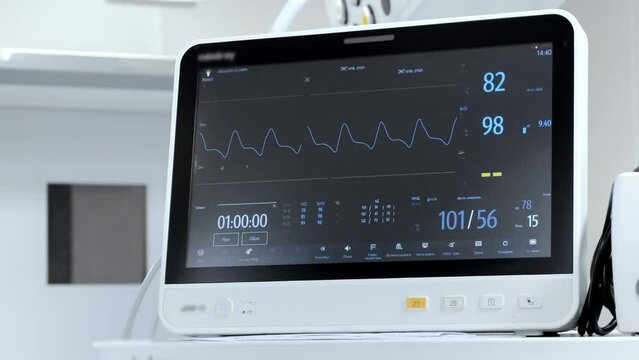 View of the monitor in the operating room, displaying the vital signs of the patient.