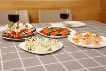 Rolls, vegetable salad, canapés and red wine were served at the festive table.