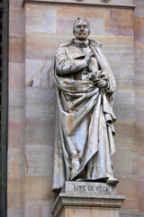 Obraz premium Statue von Lope de Vega vor der spanischen Nationalbibliothek in Madrid