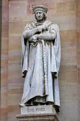 Fototapeta premium Statue von Luis Vives vor der spanischen Nationalbibliothek in Madrid