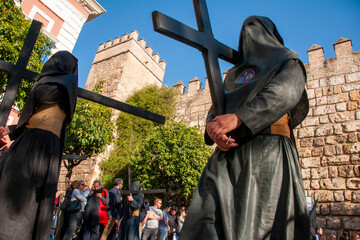 Naklejka premium penitentes de la hermandad de los estudiantes en la semana santa de Sevilla
