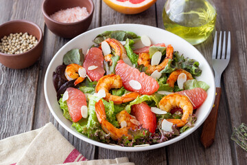 Salad with grapefruit, shrimps and almonds. Healthy eating. Diet.