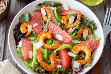 Salad with grapefruit, shrimps and almonds. Healthy eating. Diet.